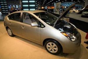 Toyota изтегля от пазара 160 000 хибридни автомобила Prius