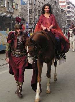 Момиче на Плейбой прекоси София на кон