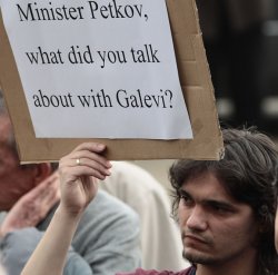 &quot;Министър Петков, за какво си говорихте с братя Галеви?&quot;