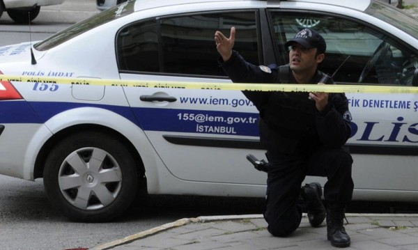 Жена камикадзе се взриви пред полицейски участък в Истанбул