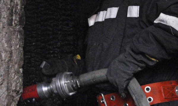 Клошари подпалиха огън в сграда в Сливен, изгоряха маски и облекла