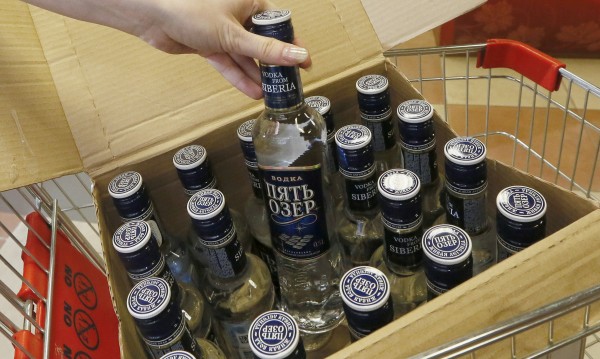 Заради кризата цената на водката в Русия пада