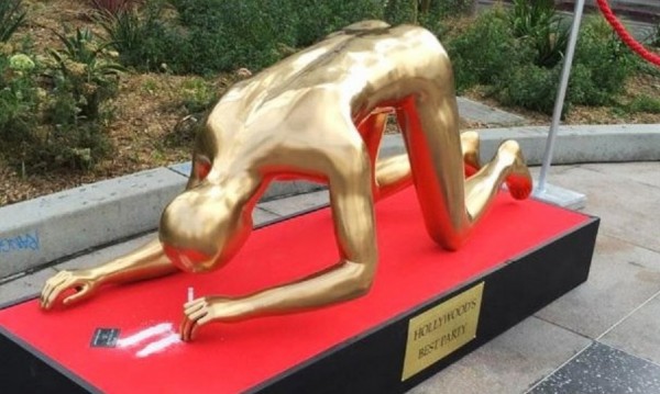Статуетка, смъркаща кокаин, се появи на бул. "Холивуд"