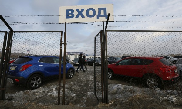 Продажбите на коли в Русия се сринаха с 38% през февруари 