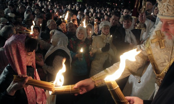  Огнеупорни фенери пазят свещения огън на Великден