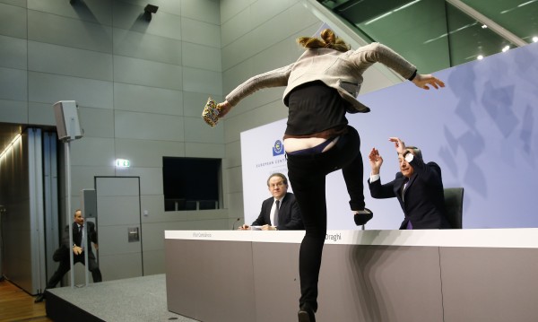 Млада жена нападна президента на ЕЦБ