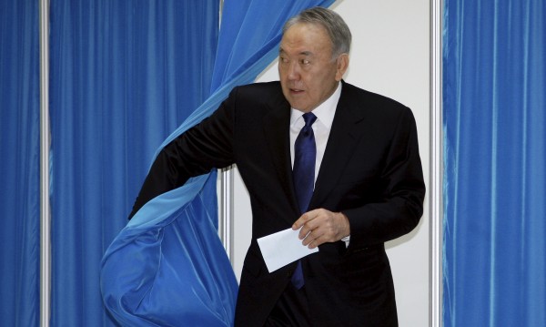 Назърбаев остава президент с 97,7% от гласовете
