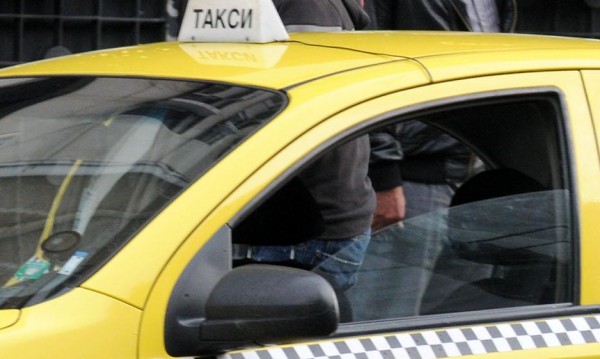 Таксиджия и пътничките му – ранени при катастрофа