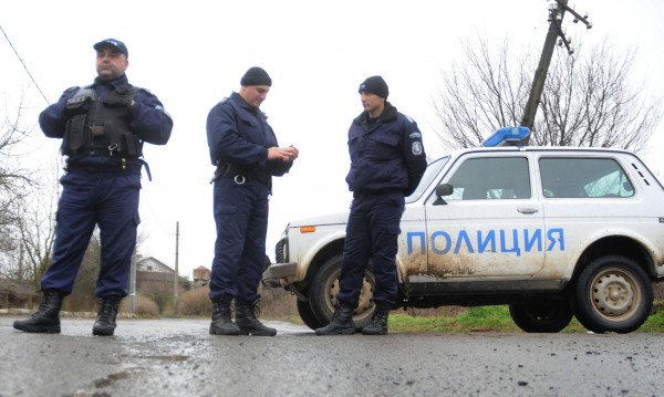 Задържаха 27 мигранти в микробус край Созопол