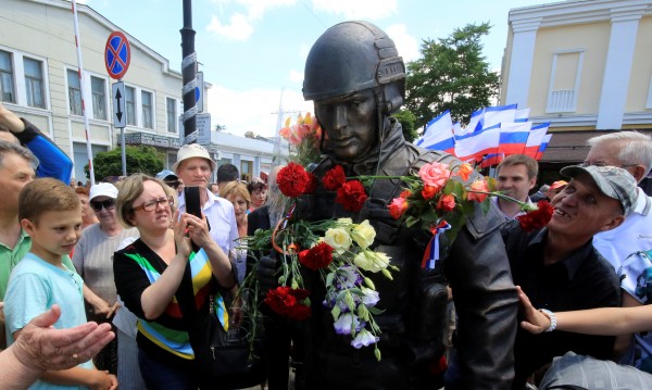 В Крим откриха статуя на въоръжения руски войник
