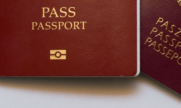 Ам-ам! Нелегален мигрант си хапна... паспорта!