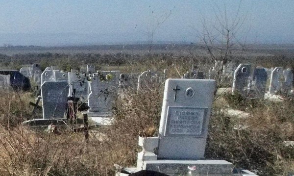 Зловеща шега: Снимки на живи хора по гробовете из две села