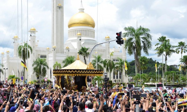 Бруней наказва хомосексуалистите с убийство с камъни