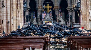След опустошителния пожар в понеделник в катедралата Нотр Дам възниква