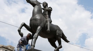 Статуя на Александър Велики на кон бе поставена в центъра
