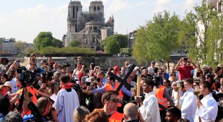 Архитекти и строителни работници стабилизираха структурата на емблематичната парижка катедрала