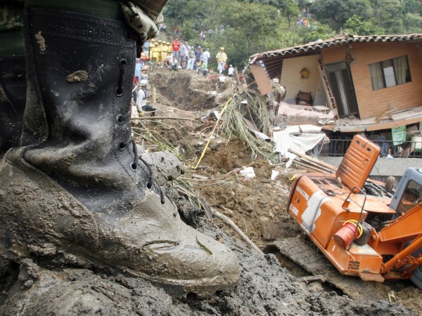 Най-малко 14 души загинаха при кално свлачище, предизвикано от проливни