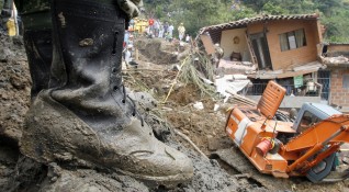 Най малко 14 души загинаха при кално свлачище предизвикано от