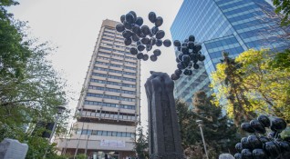 92 черни балона полетяха в небето в памет на 92 мата