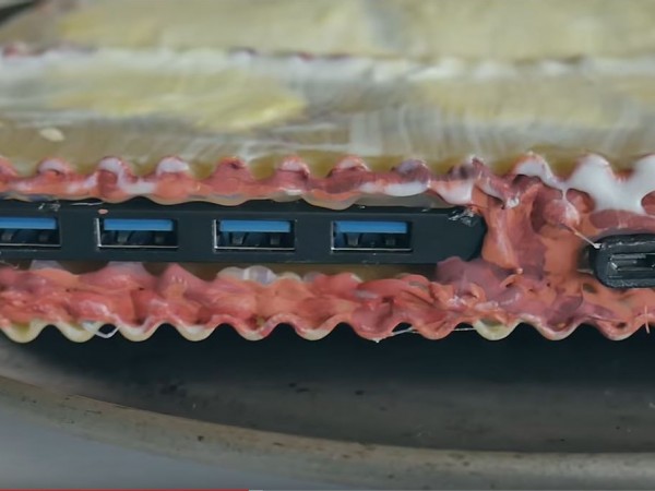Американецът Мика Лаплант демонстрира в Youtube действащ модел на лаптоп,