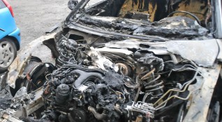 Две коли бяха запалени на неохраняем паркинг във Варна Разследващите