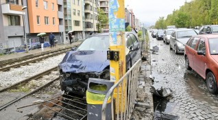 Лек автомобил връхлетя върху мантинелата на трамвайна спирка на трамвай