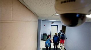 2069 камери инсталирани в училищните коридори дебнат за крадливи деца