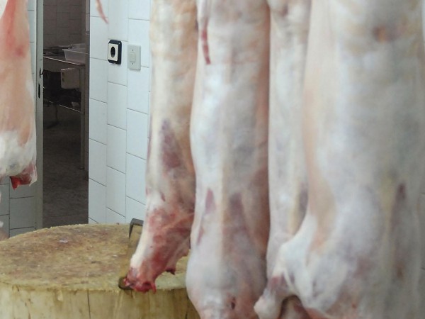 Агнешко месо от Македония залива българския пазар преди Великден. От