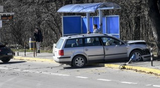 Автомобил удари автобус номер 111 в София Катастрофата е станала