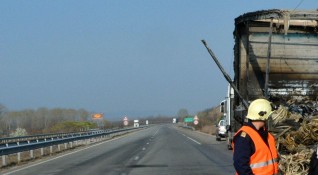 Пожар на ремарке на ТИР затруднява движението по магистрала Тракия
