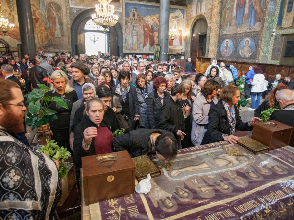 Хиляди миряни се стекоха на Разпети петък в православните храмове.