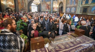 Хиляди миряни се стекоха на Разпети петък в православните храмове