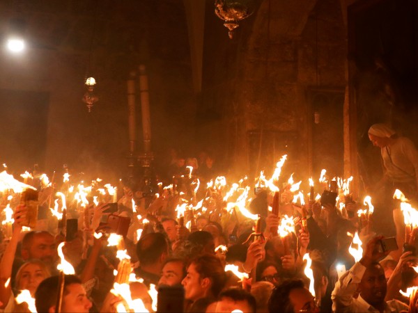 Благодатният огън слезе в църквата "Възкресение Христово" в Ерусалим –