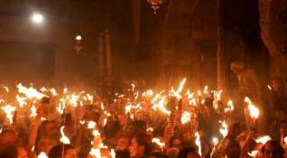 Благодатният огън слезе в църквата Възкресение Христово в Ерусалим