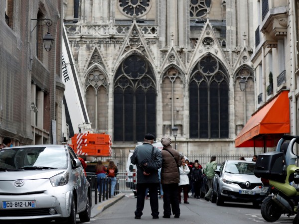 Парижката полиция съобщи, че районите около катедралата Нотр Дам с