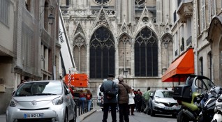 Парижката полиция съобщи че районите около катедралата Нотр Дам с