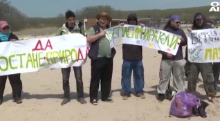 Любители на къмпингуването протестираха край екоплажа в защитената местност Иракли