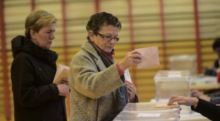 Испанците започнаха да гласуват днес на предсрочните парламентарни избори преминаващи