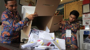 Десет дни след като Индонезия произведе най големите в света избори