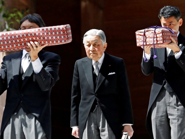 С традиционен ритуал утре в императорския дворец в Токио император