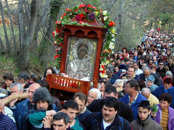 Стотици вярващи се събират днес в Бачковския манастир, за да