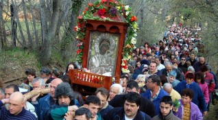 Стотици вярващи се събират днес в Бачковския манастир за да