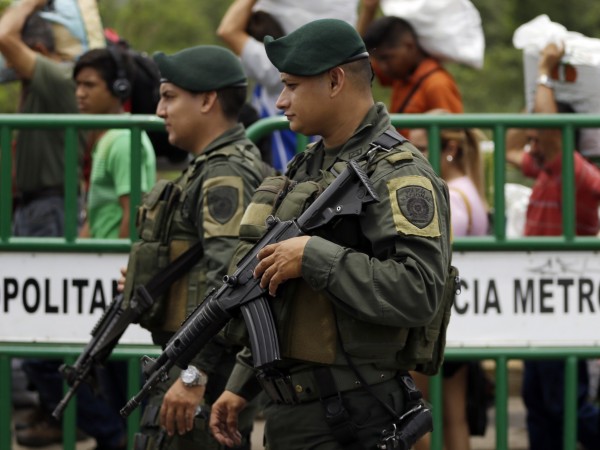 Венецуелската армия осуети днес "незначителен" опит за преврат, заяви министърът