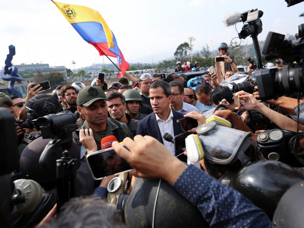 Лидерът на опозицията във Венецуела Хуан Гуайдо призова демонстрациите срещу