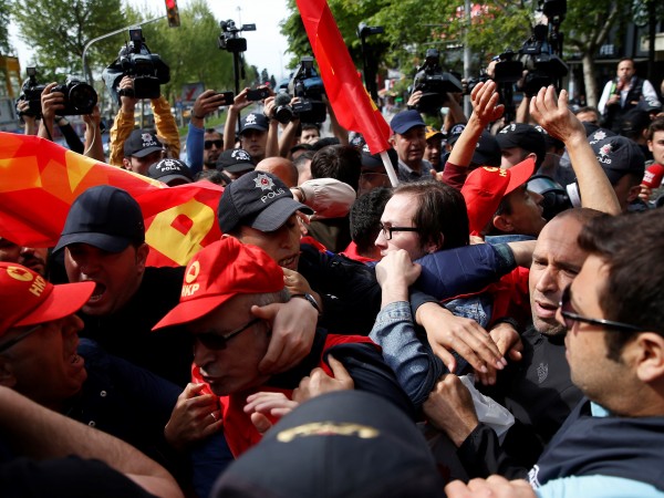 Турската полиция арестува първомайски демонстранти, които се опитаха да проникнат
