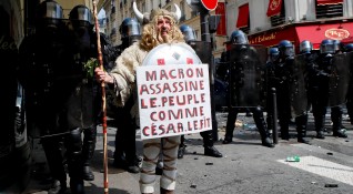 Френската полиция влезе в сблъсъци с протестиращи които хвърляха камъни