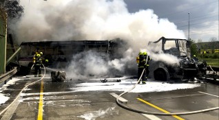 Aвтобус превозващ затворници се е запалил след сблъсък с два