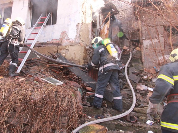 Пламъци обхванаха две къщи на варненската ул. "Стоян Заимов", съобщи
