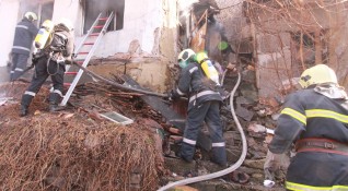 Пламъци обхванаха две къщи на варненската ул Стоян Заимов съобщи
