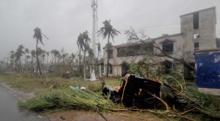 Циклонът Фани отне живота на най малко осем души в Индия